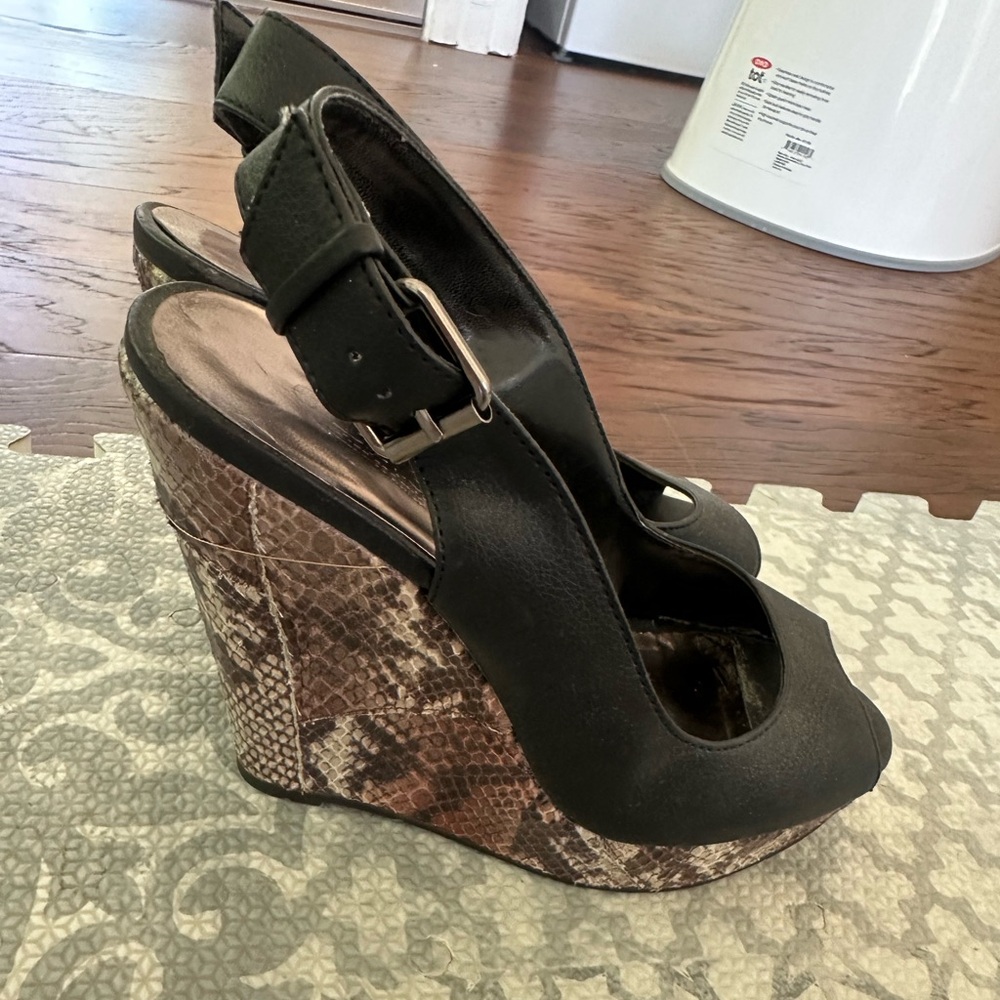 Charles David black leather wedges